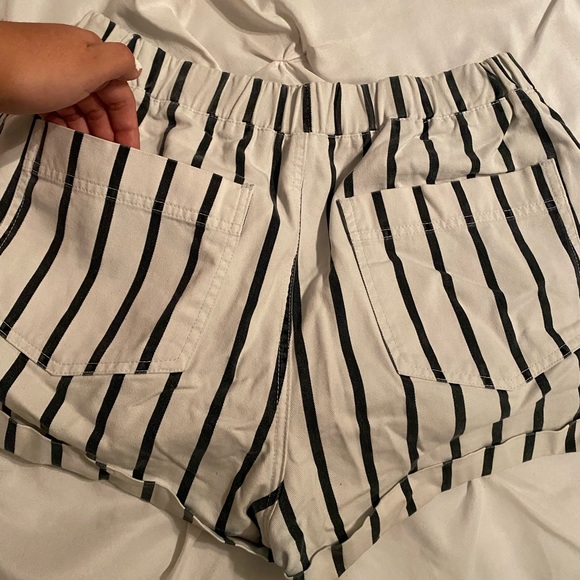 Forever 21 Pinstripe Shorts With Pockets - Picture 5 of 5